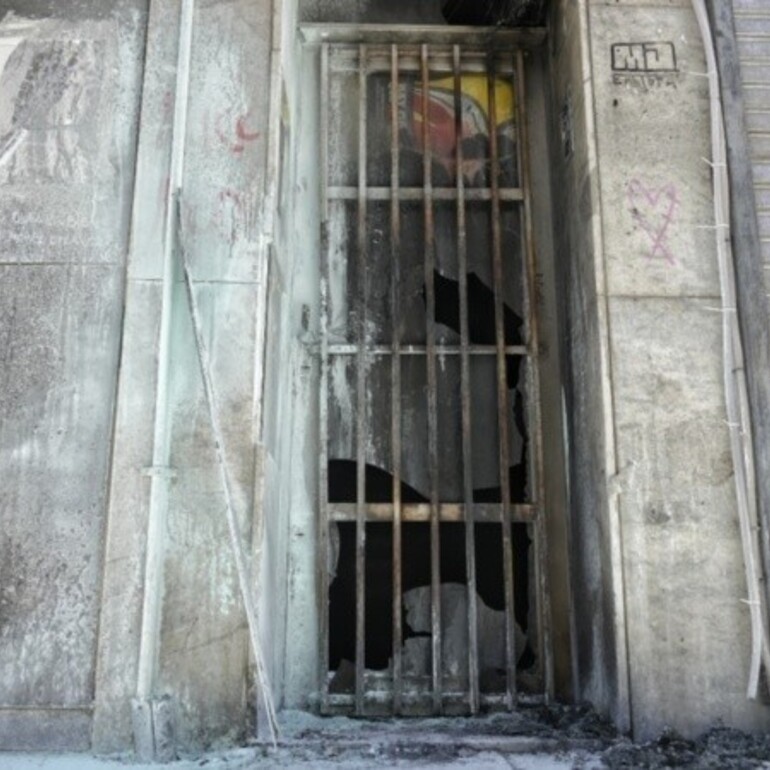 Así quedó la puerta de ingreso a la Secretaria de Niñez en Ricardone 1345. (Alan Monzón/Rosario3)