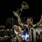 Franco Lastorta levantando la Copa del Torneo Clausura.