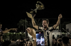 Franco Lastorta levantando la Copa del Torneo Clausura.