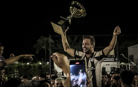 Franco Lastorta levantando la Copa del Torneo Clausura.