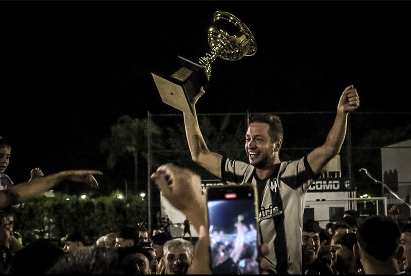Franco Lastorta levantando la Copa del Torneo Clausura.