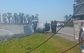 Imagen de Incendio de Autom&oacute;vil en la Autopista Rosario - Buenos Aires