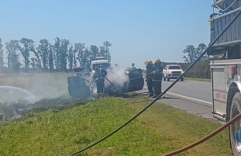 Imagen de Incendio de Automóvil en la Autopista Rosario - Buenos Aires