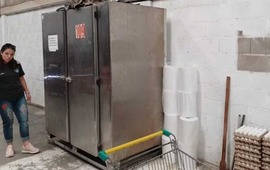 Los trabajadores estaban encerrados en un cuarto oscuro dentro del centro de distribución. (Uthgra)