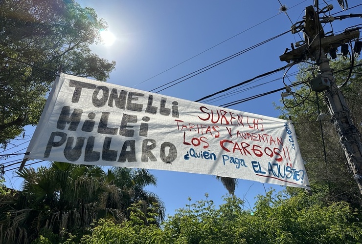 Imagen de Se colgaron carteles en contra de Tonelli, Pullaro y Milei.