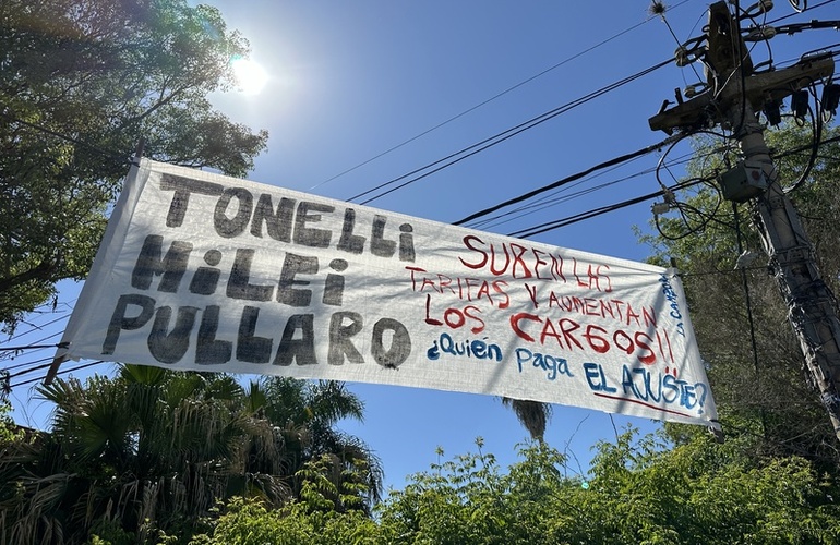 Imagen de Se colgaron carteles en contra de Tonelli, Pullaro y Milei.