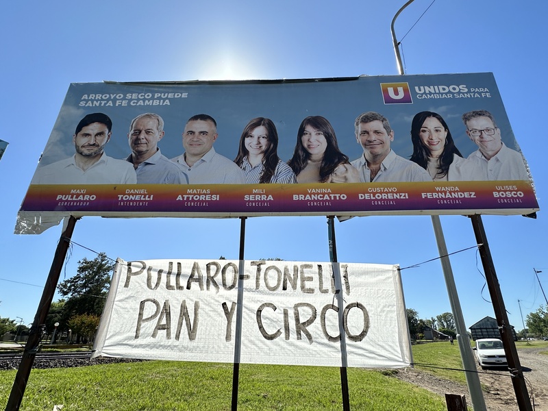 Este es otro de los carteles en contra del Intendente Tonelli.