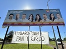 Este es otro de los carteles en contra del Intendente Tonelli.