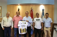 El intendente Daniel Tonelli junto a autoridades del Club Atlético Rosario Central.