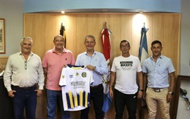 El intendente Daniel Tonelli junto a autoridades del Club Atl&eacute;tico Rosario Central.