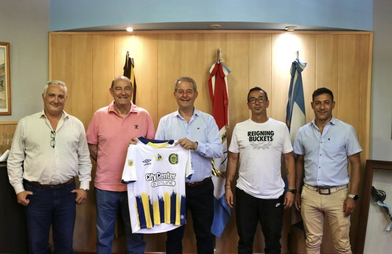 El intendente Daniel Tonelli junto a autoridades del Club Atl&eacute;tico Rosario Central.
