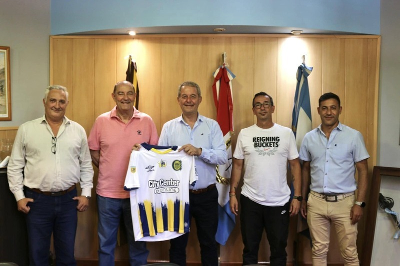 El intendente Daniel Tonelli junto a autoridades del Club Atlético Rosario Central.