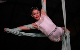 Imagen de Gala de Fin de A&ntilde;o de Acrobacias en Tela de Uni&oacute;n.