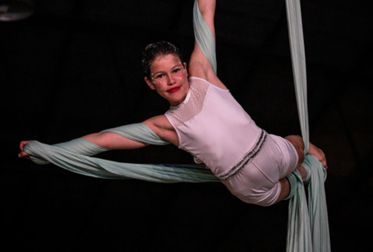 Imagen de Gala de Fin de A&ntilde;o de Acrobacias en Tela de Uni&oacute;n.