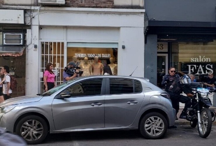 El auto donde permaneció varias horas encerrado el animal, y donde finalmente murió. (Radio 2)