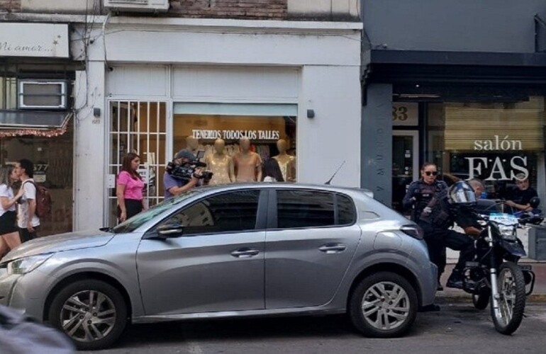 El auto donde permaneció varias horas encerrado el animal, y donde finalmente murió. (Radio 2)