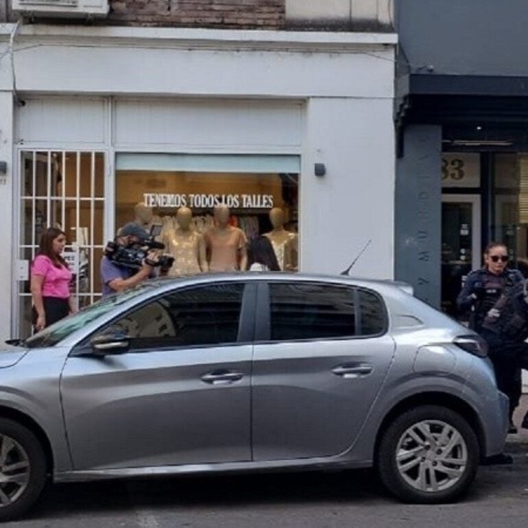 El auto donde permaneció varias horas encerrado el animal, y donde finalmente murió. (Radio 2)