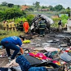 Restos de asientos y pertenencias quedaron en la ruta 116 tras el vuelco y el feroz incendio desatado.