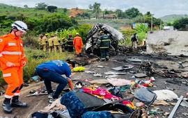 Restos de asientos y pertenencias quedaron en la ruta 116 tras el vuelco y el feroz incendio desatado.