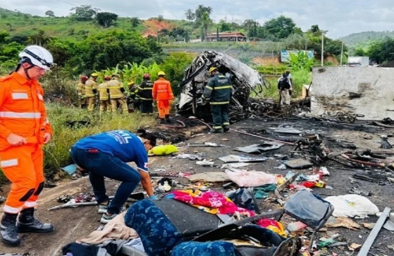 Restos de asientos y pertenencias quedaron en la ruta 116 tras el vuelco y el feroz incendio desatado.