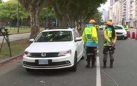 Un conductor que se identificó como diplomático ruso se negó a hacer un control de alcoholemia y se atrincheró en su auto.