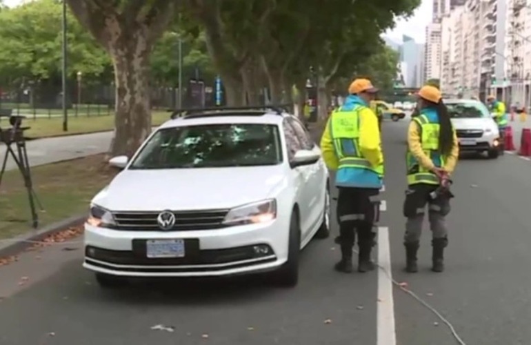 Un conductor que se identificó como diplomático ruso se negó a hacer un control de alcoholemia y se atrincheró en su auto.