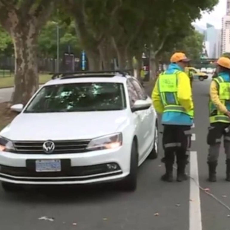 Un conductor que se identificó como diplomático ruso se negó a hacer un control de alcoholemia y se atrincheró en su auto.