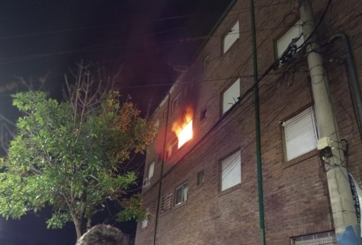 El fuego fue controlado por bomberos.