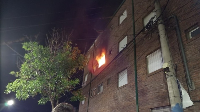 El fuego fue controlado por bomberos.