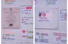 Se colocaron carteles en la pirámide de la Plaza para visibilizar la movida.