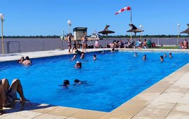 Imagen de Último domingo del año en las piletas del Rowing Club.