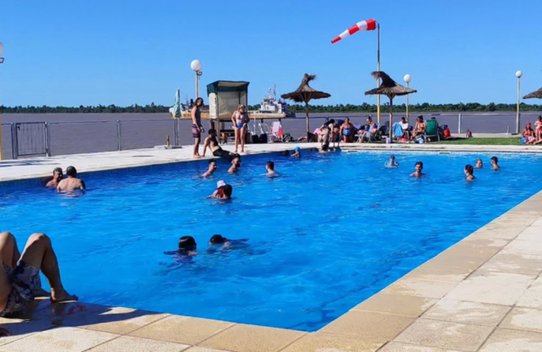 Imagen de Último domingo del año en las piletas del Rowing Club.