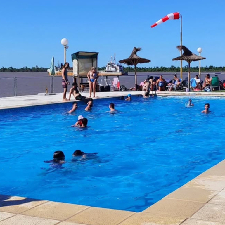 Imagen de Último domingo del año en las piletas del Rowing Club.