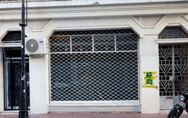 Imagen de A 20 días de la muerte del perro encerrado en el auto, la dueña de la zapatería Malala aún no pudo volver a abrir el negocio