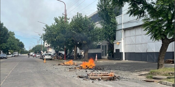 Imagen de Despidieron por Whatsapp a unos 70 trabajadores en un frigorífico tripero de Villa Gobernador Gálvez