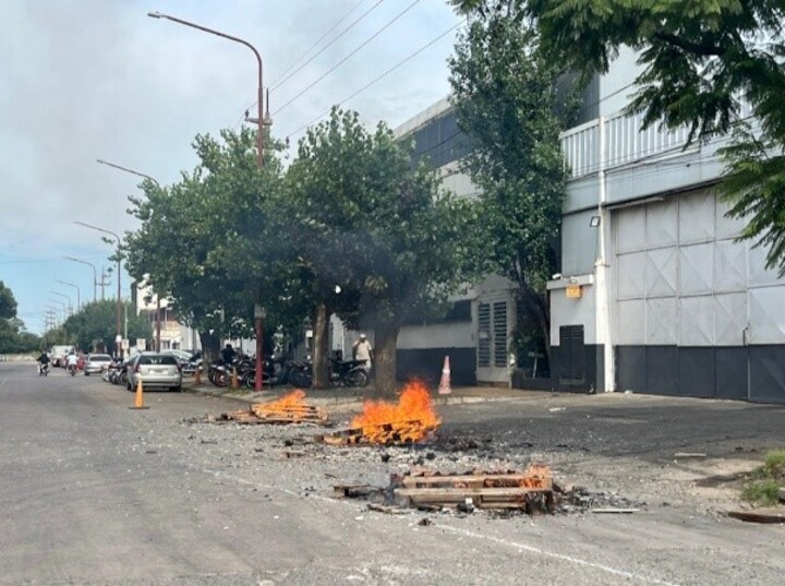 Imagen de Despidieron por Whatsapp a unos 70 trabajadores en un frigorífico tripero de Villa Gobernador Gálvez