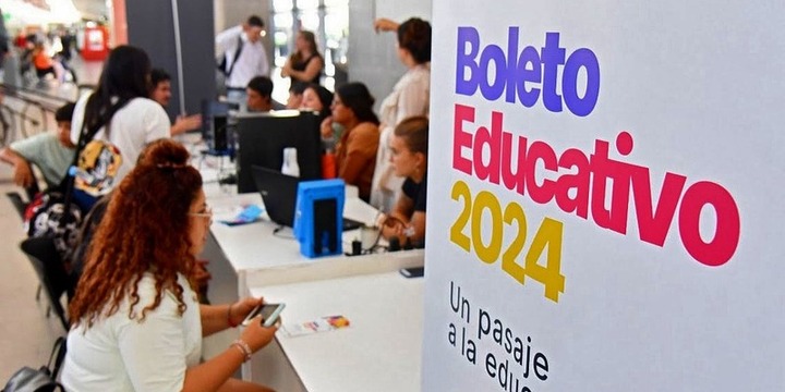 Imagen de El Boleto Educativo Gratuito ya es política de Estado: el gobernador Pullaro promulgó la ley que lo garantiza