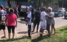 Poco despu&eacute;s del choque los vecinos asistieron al joven y los polic&iacute;as luego lo llevaron al nosocomio. (imagen El Tres)