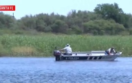 Buzos t&aacute;cticos y pescadores realizaron la b&uacute;squeda del cuerpo en las aguas del aliviador. (El Tres)