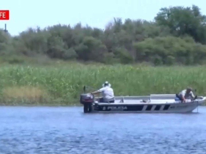 Buzos tácticos y pescadores realizaron la búsqueda del cuerpo en las aguas del aliviador. (El Tres)