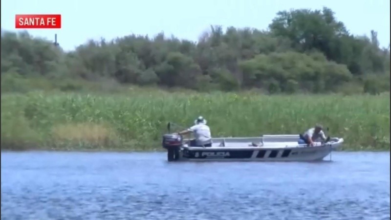 Buzos tácticos y pescadores realizaron la búsqueda del cuerpo en las aguas del aliviador. (El Tres)