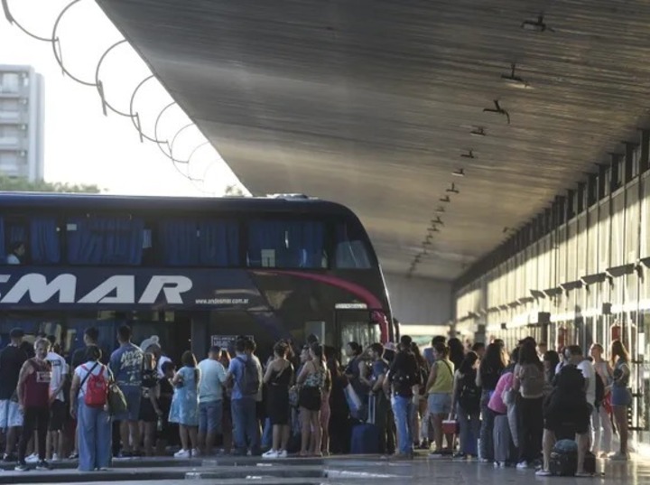 Imagen de Explotó la demanda de pasajes a Brasil y Chile en la Terminal de Ómnibus