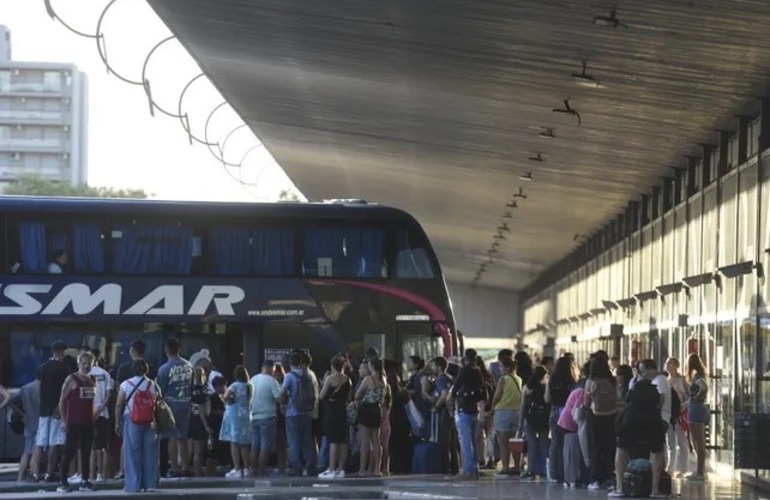 Imagen de Explotó la demanda de pasajes a Brasil y Chile en la Terminal de Ómnibus