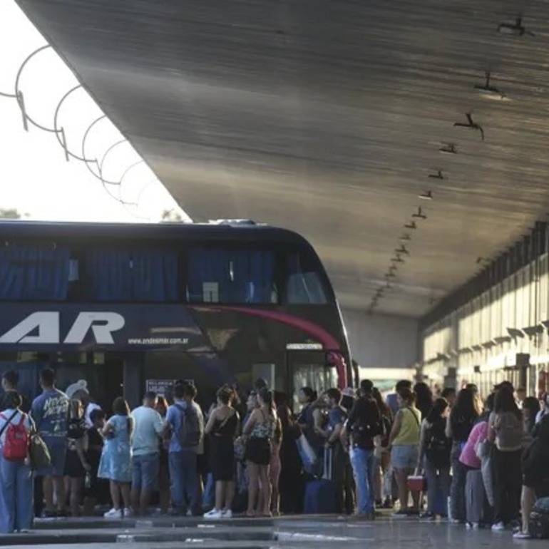 Imagen de Explotó la demanda de pasajes a Brasil y Chile en la Terminal de Ómnibus