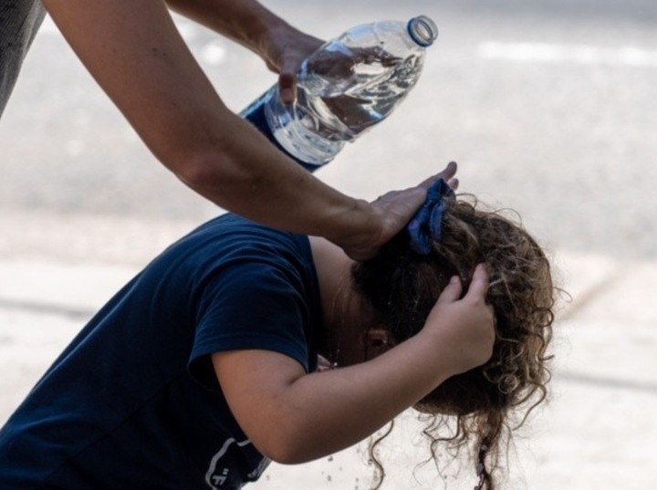 A refrescarse como sea y dónde sea. (ana isla)