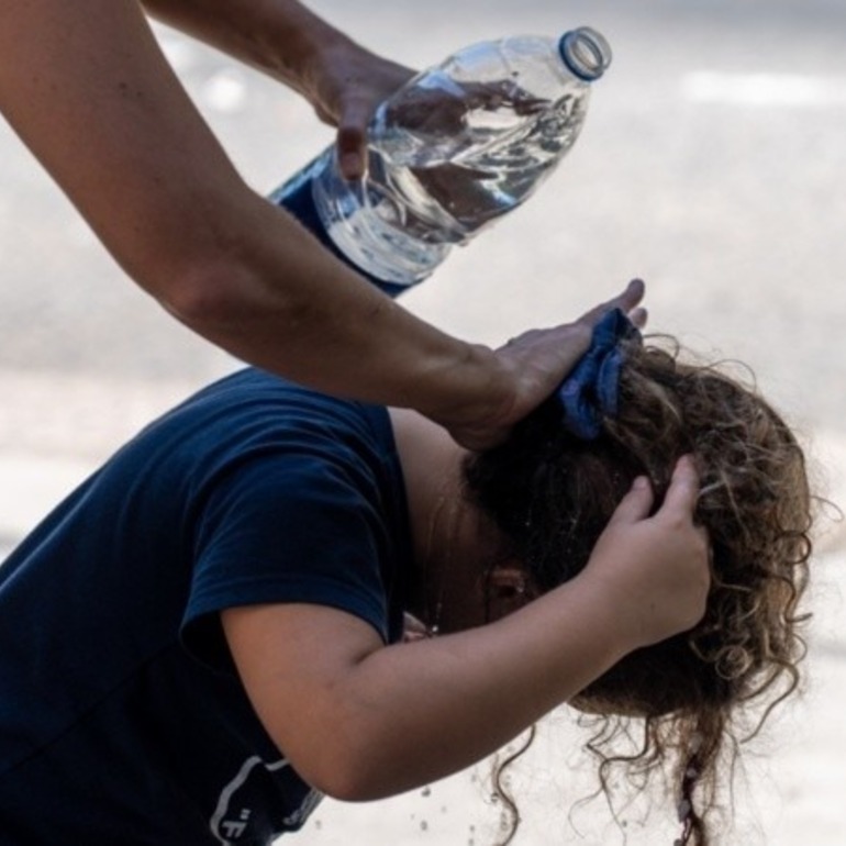 A refrescarse como sea y dónde sea. (ana isla)