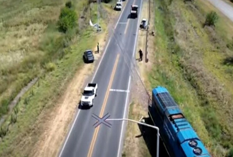 Imagen de Un tren arrolló a una camioneta en la ruta provincial Nº18 a la altura de Alvear