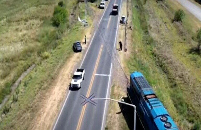 Imagen de Un tren arrolló a una camioneta en la ruta provincial Nº18 a la altura de Alvear