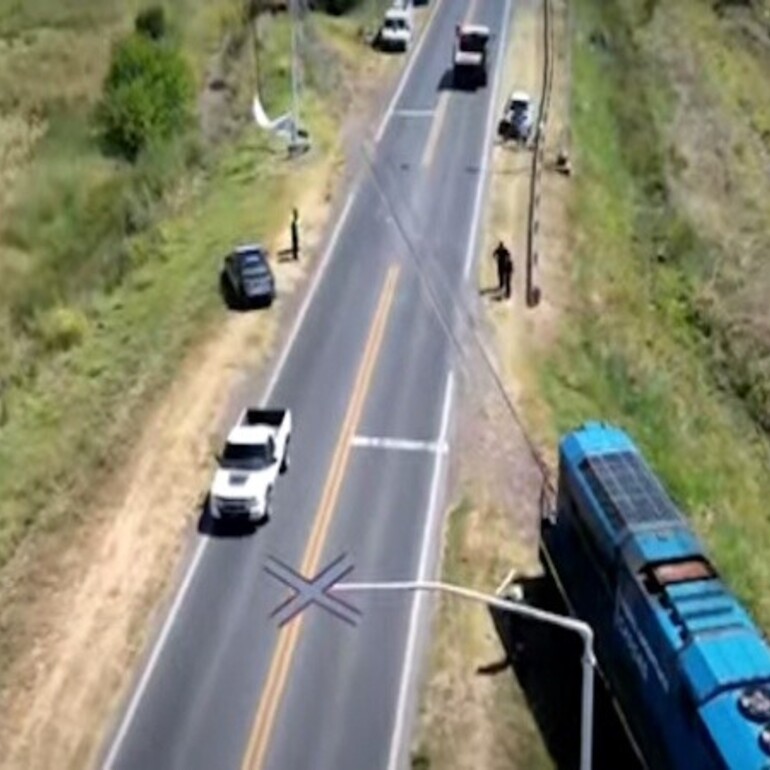 Imagen de Un tren arrolló a una camioneta en la ruta provincial Nº18 a la altura de Alvear