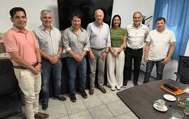 Imagen de Autoridades de Alvear y funcionarios provinciales de visita en empresa instalada en dicha localidad